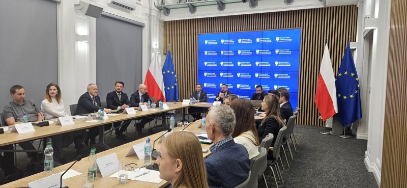 Pełna sala uczestników biorących udział w spotkaniu.